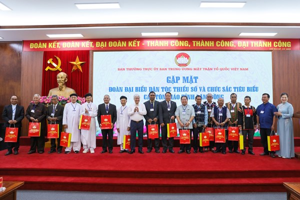 Chủ tịch Đỗ Văn Chiến gặp mặt Đoàn đại biểu dân tộc thiểu số và chức sắc tiêu biểu các tôn giáo tỉnh Lâm Đồng